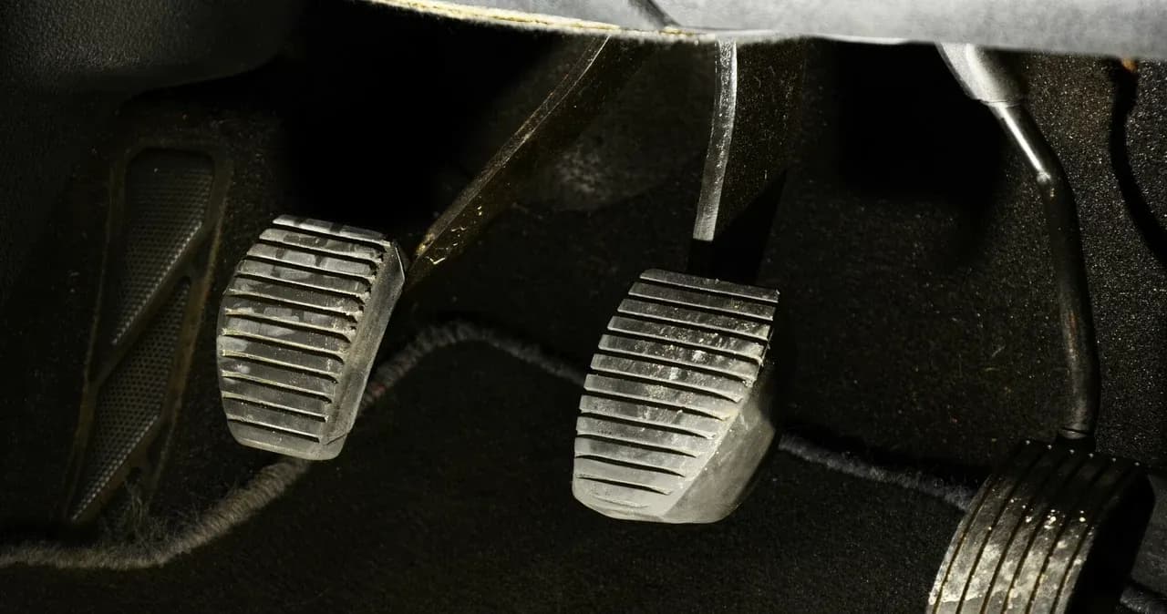 Gdzie jest gaz, hamulec i sprzęgło w samochodzie? Poznaj ich funkcje