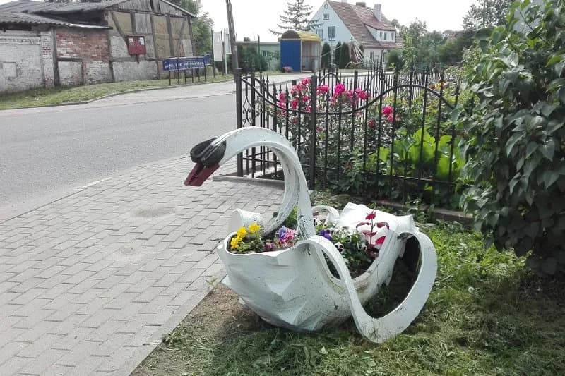 Jak zrobić łabędzia z opony - prosty sposób na piękną dekorację ogrodową
