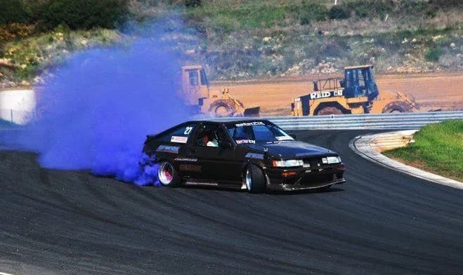 Jak zrobić kolorowy dym z opon - bezpieczne metody i porady