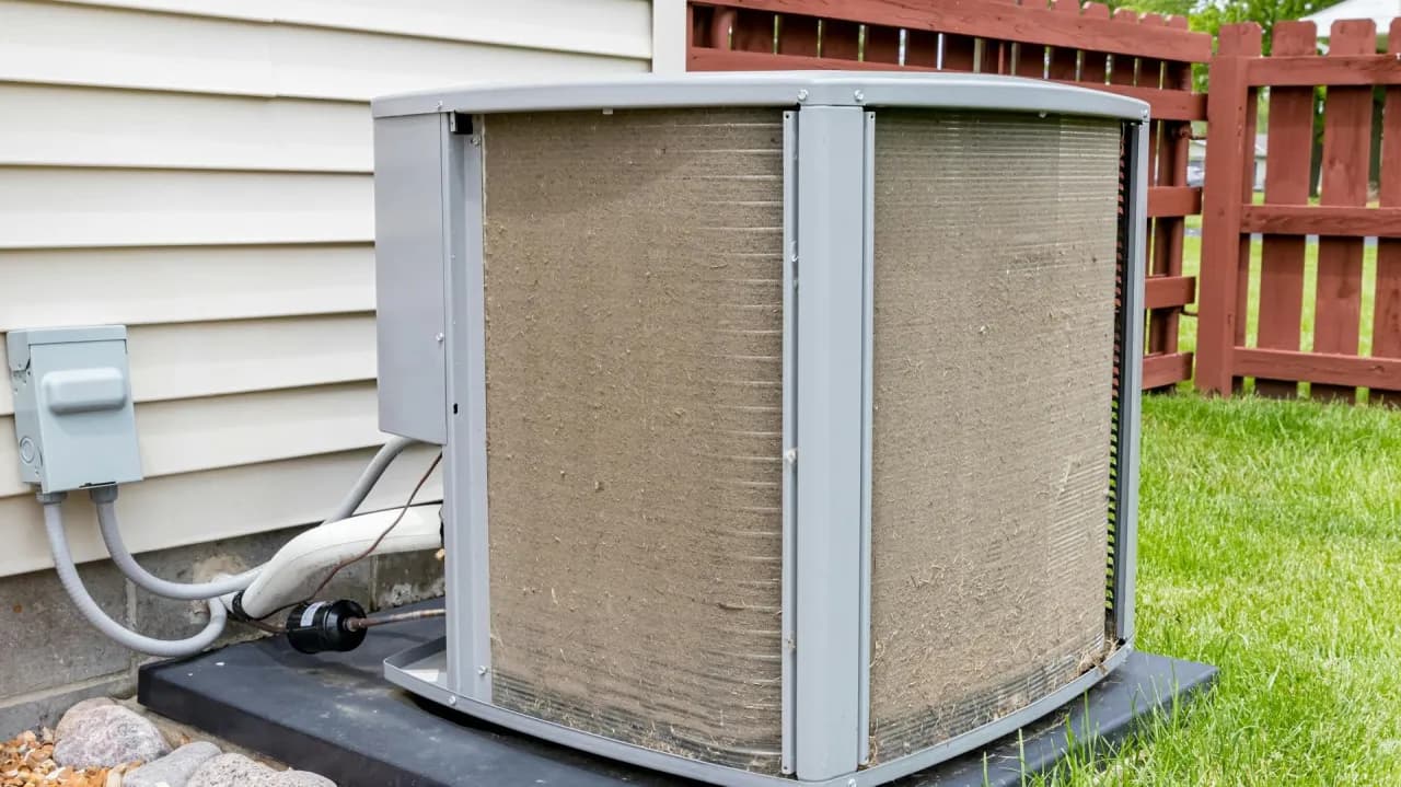 Jak wyczyścić chłodnicę klimatyzacji, aby uniknąć kosztownych napraw