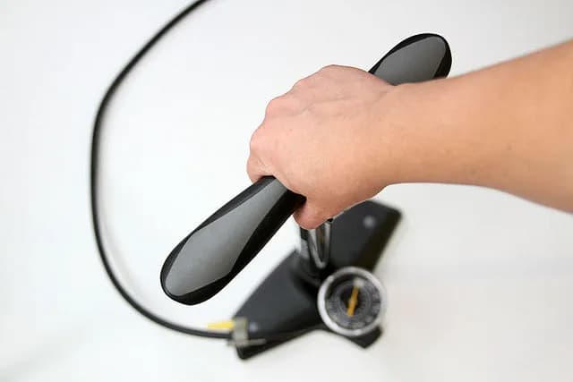 Ile powietrza w oponach rowerowych? Odkryj optymalne ciśnienie