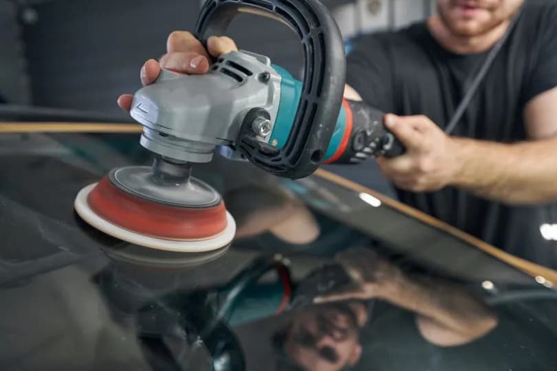 Skuteczne metody na to, czym polerować szybę w aucie, aby uniknąć rys