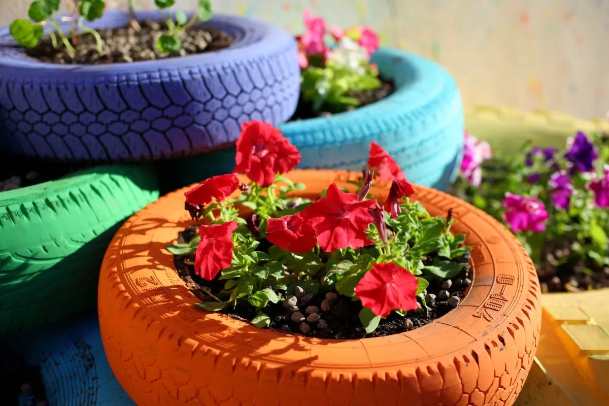 Jak wykorzystać opony w ogrodzie - kreatywne pomysły na DIY i dekoracje