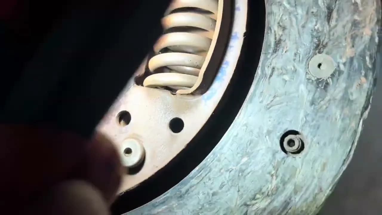 Przyczyna twardego pedału sprzęgła - najczęstsze problemy i rozwiązania