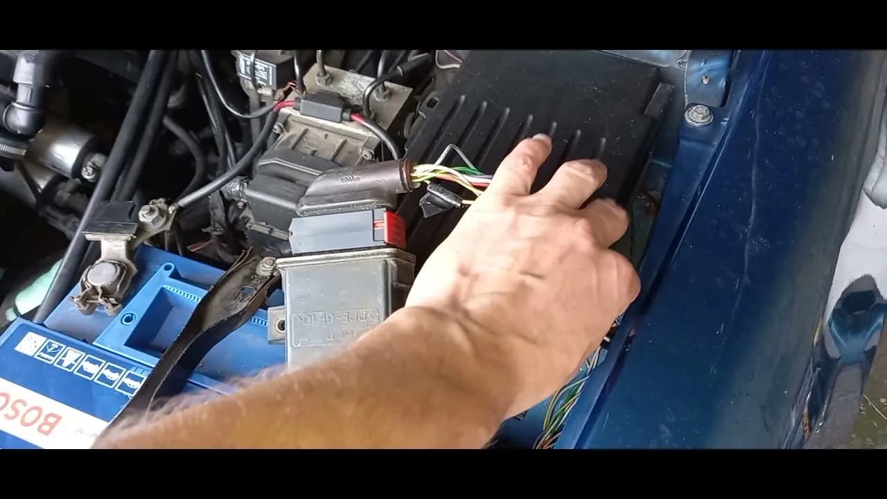 Przekaźnik wentylatora chłodnicy Peugeot Partner – gdzie go szukać?