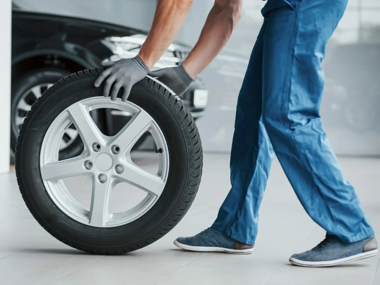 Jak rozpoznać opony całoroczne i uniknąć niebezpieczeństw na drodze