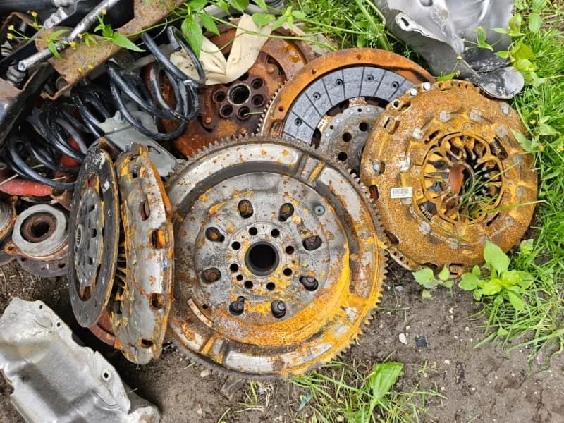 Jak śmierdzi spalone sprzęgło i co oznacza ten nieprzyjemny zapach?