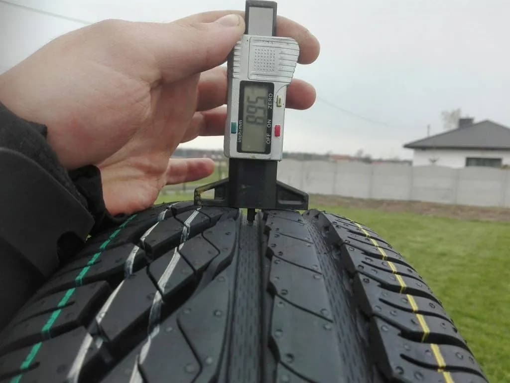 Ile bieżnika ma nowa opona zimowa? Sprawdź, by nie stracić bezpieczeństwa